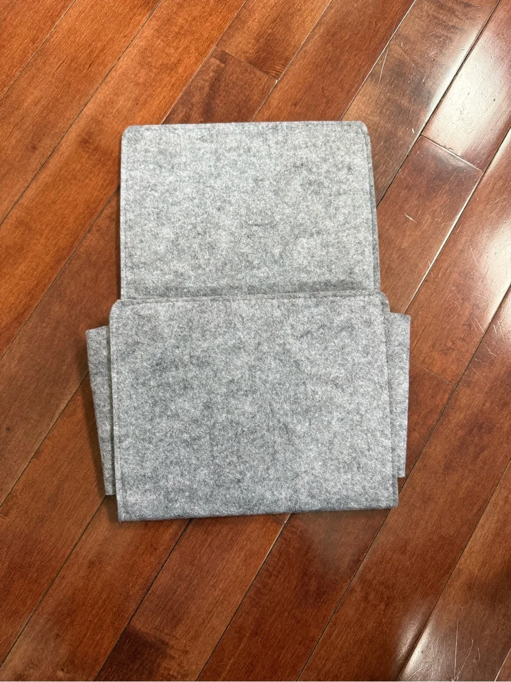 Kikkerland Gray Felt Off the Bed Storage Pocket Bedside Caddy Organizer